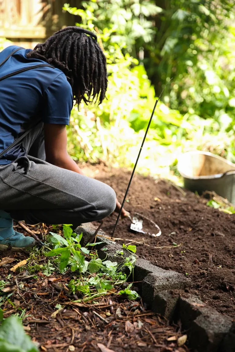 digging-w-trowel