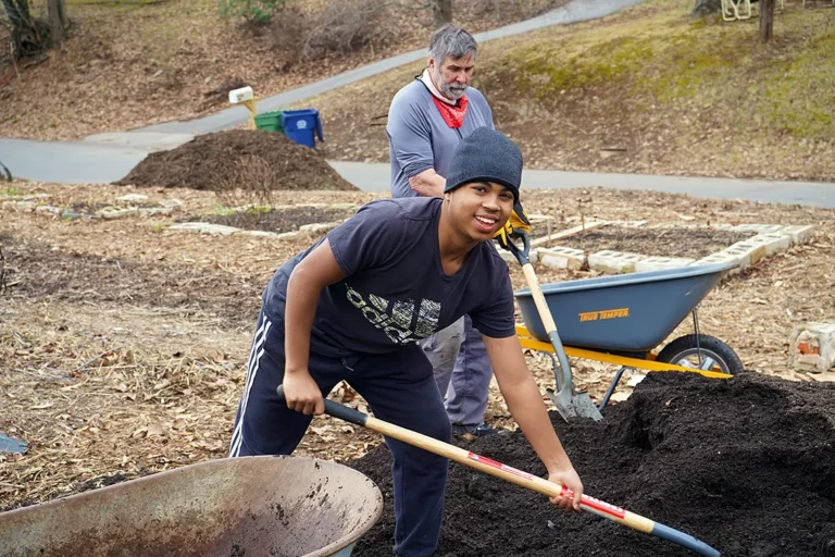 volunteers-working